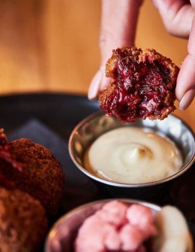 Bar bitterbal met dip